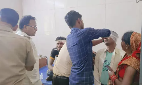 Shamshaba: ई-रिक्शा और बाइक की टक्कर, 6 से अधिक घायल Shamshaba: ई-रिक्शा और बाइक की टक्कर, 6 से अधिक घायल