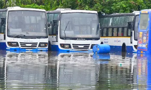 बेंगलुरू में भारी बारिश: सड़कें जलमग्न, ट्रैक्टरों और नावों से यातायात