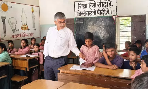 Farrukhabad: जिलाधिकारी ने विद्यालय निरीक्षण कर परखी शैक्षिक गुणवत्ता Farrukhabad: जिलाधिकारी ने विद्यालय निरीक्षण कर परखी शैक्षिक गुणवत्ता
