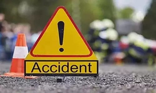 Vikarabad में एक ट्रैवल बस के खड़ी लॉरी से टकराने से चार लोगों की मौत Vikarabad में एक ट्रैवल बस के खड़ी लॉरी से टकराने से चार लोगों की मौत