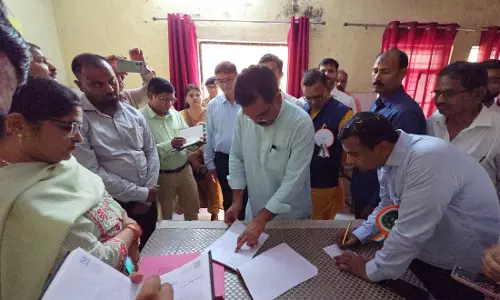 Barabanki: मंत्री असीम अरुण ने घोटालेबाज अधिकारियों को किया निलंबित