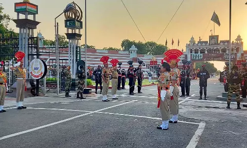 सीमा पर बीटिंग रिट्रीट शुरू: कल से जनता के लिए खुला सीमा पर बीटिंग रिट्रीट शुरू: कल से जनता के लिए खुला