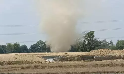 सड़क में दिखा विशाल बवंडर, वायरल हुआ वीडियो