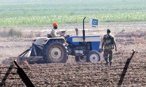 Punjab: किसानों को अंतरराष्ट्रीय सीमा पर बाड़ के पार खेती करने की अनुमति दी गई Punjab: किसानों को अंतरराष्ट्रीय सीमा पर बाड़ के पार खेती करने की अनुमति दी गई