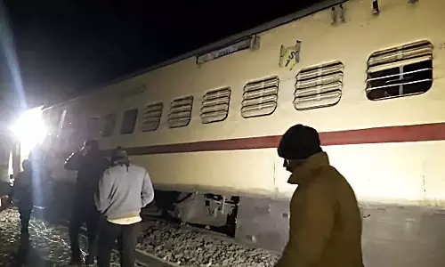 पटरियों पर लकड़ी के ब्लॉक रखकर ट्रेन को पटरी से उतारने की साजिश