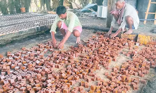 Yalandur : रसायन मुक्त काले फफूंद वाले गुड़ की मांग बढ़ी Yalandur : रसायन मुक्त काले फफूंद वाले गुड़ की मांग बढ़ी