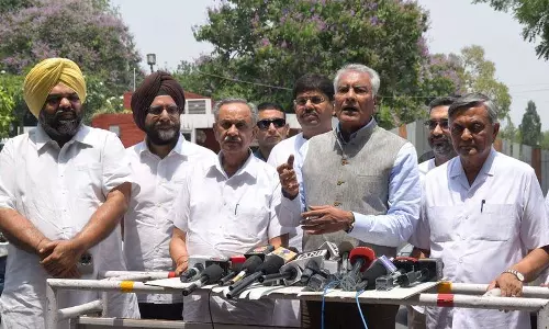 BJP ने अमृतसर शराब त्रासदी और आप नेताओं की संपत्ति की जांच की मांग की BJP ने अमृतसर शराब त्रासदी और आप नेताओं की संपत्ति की जांच की मांग की