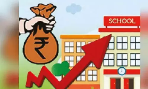 अभिभावकों ने फीस में भारी बढ़ोतरी को लेकर निजी स्कूलों की आलोचना की