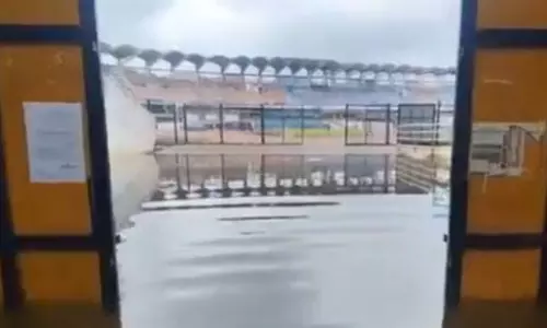 Bengaluru: भारी बारिश के कारण स्टेडियम में भरा पानी Bengaluru: भारी बारिश के कारण स्टेडियम में भरा पानी