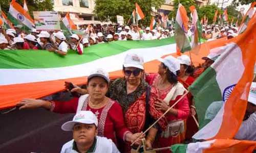 छात्रों ने 100 फीट लंबे तिरंगे के साथ निकाली यात्रा