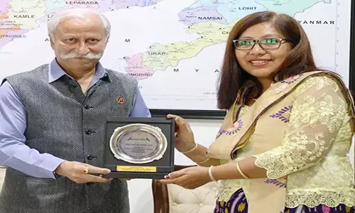राज्यपाल ने वनस्पतिशास्त्री डॉ. कृष्ण चौलू को ‘उगते सूर्य की भूमि’ पट्टिका भेंट की