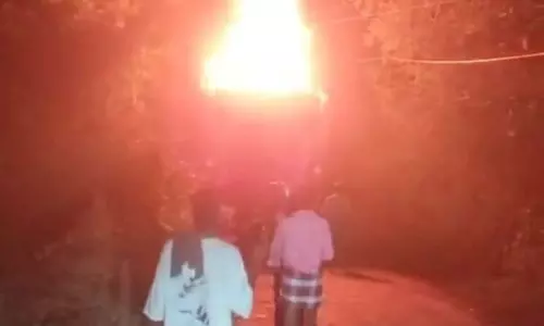 Kanchipuram में मंदिर के रथ में आग लगने से एक श्रद्धालु की मौत, चार घायल