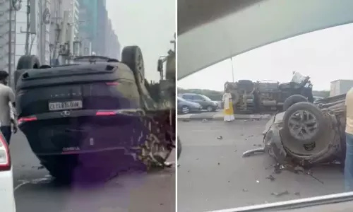 Mumbai : विक्रोली के पास ईस्टर्न एक्सप्रेस हाईवे पर टेम्पो ने कार को टक्कर मारी
