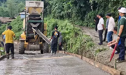 अभिभावकों के संगठन ने स्कूल के लिए पहुंच मार्ग का निर्माण किया अभिभावकों के संगठन ने स्कूल के लिए पहुंच मार्ग का निर्माण किया