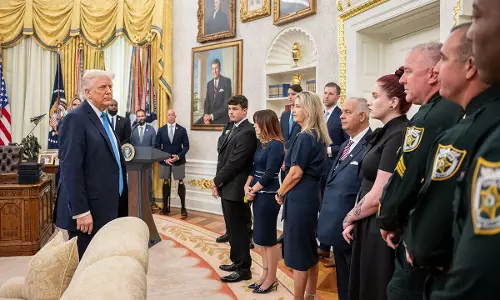 US राष्ट्रपति ने पाम बीच काउंटी के तीन शहीद अधिकारियों को बलिदान पदक से सम्मानित किया