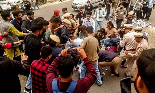 बस किराया वृद्धि के खिलाफ प्रदर्शन के दौरान SFI कार्यकर्ताओं और पुलिस के बीच हाथापाई बस किराया वृद्धि के खिलाफ प्रदर्शन के दौरान SFI कार्यकर्ताओं और पुलिस के बीच हाथापाई