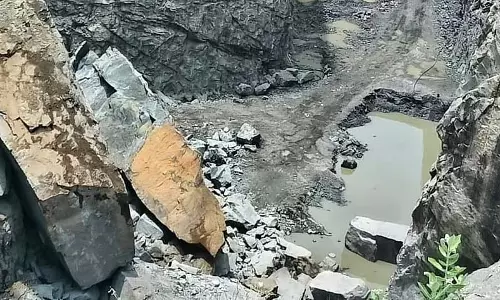 पत्थर खदान में हादसा; चट्टान गिरने से पांच लोगों की मौत, दो गंभीर रूप से घायल