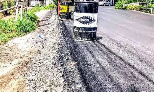 Kerala: माला में सड़क का नवीनीकरण खतरे का जाल बन गया Kerala: माला में सड़क का नवीनीकरण खतरे का जाल बन गया