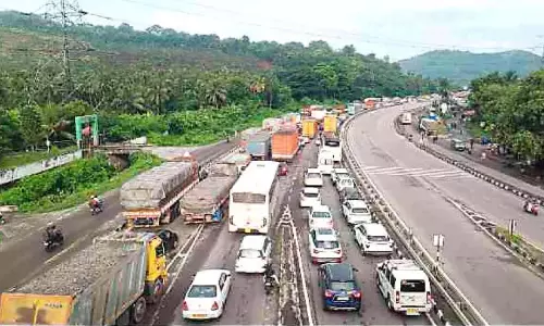 Kerala : कल्लिडुक से कोटियारन तक ग्रामीण सड़क पर भारी ट्रैफिक जाम
