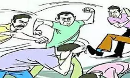 Moradabad में उधारी विवाद पर दो पक्षों के बीच भीषण झगड़ा, महिलाएं भी आईं सामने Moradabad में उधारी विवाद पर दो पक्षों के बीच भीषण झगड़ा, महिलाएं भी आईं सामने