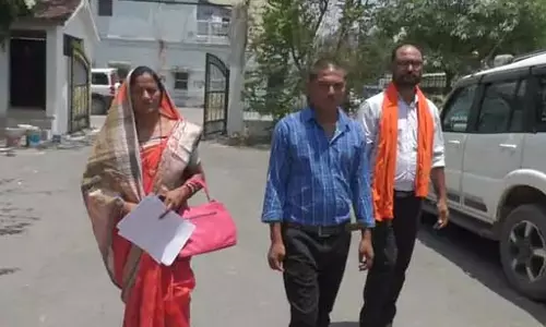 थाना प्रभारी की धमकी से डरी महिला पहुंची SP के पास, शिकायत वापस लेने बना रहा दबाव थाना प्रभारी की धमकी से डरी महिला पहुंची SP के पास, शिकायत वापस लेने बना रहा दबाव