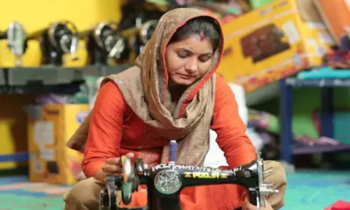लोहित में स्वयं सहायता समूहों को सिलाई मशीनें वितरित की गईं