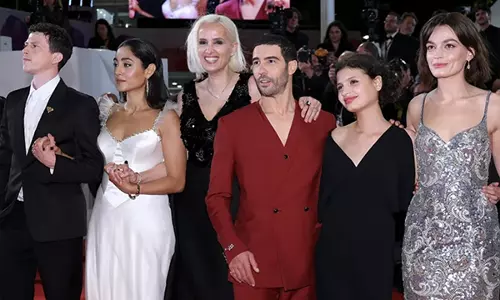 जूलिया डुकोर्नौ अल्फा के साथ Cannes लौटीं जूलिया डुकोर्नौ अल्फा के साथ Cannes लौटीं