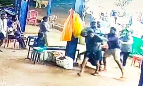 तीर्थयात्री की पिटाई की घटना; CCTV फुटेज जारी तीर्थयात्री की पिटाई की घटना; CCTV फुटेज जारी