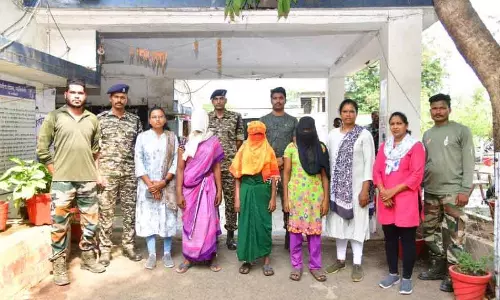 बंदूकों के साथ तीन महिला नक्सली गिरफ्तार