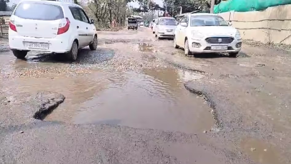 Assam : मार्गेरिटा में एनएच 315 कृत्रिम तालाब जैसा दिख रहा
