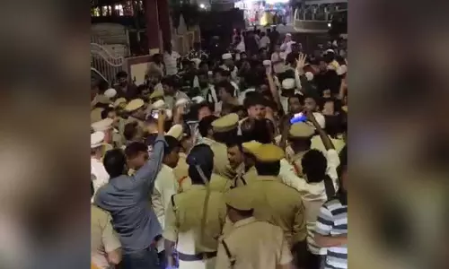 Khammam में तिरंगा रैली में झड़प, पुलिस ने लोगों से शांति बनाए रखने की अपील की Khammam में तिरंगा रैली में झड़प, पुलिस ने लोगों से शांति बनाए रखने की अपील की