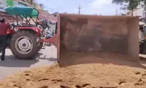 रेत लोड ट्रैक्टर ट्राली पलटी, गर्भवती महिला समेत कई लोग आए चपेट में रेत लोड ट्रैक्टर ट्राली पलटी, गर्भवती महिला समेत कई लोग आए चपेट में