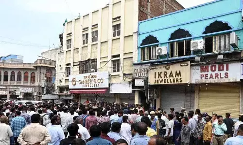 Hyderabad: गुलज़ार हौज़ अग्निकांड पीड़ित के परिजन सामान लेने के लिए जले हुए घर लौटे Hyderabad: गुलज़ार हौज़ अग्निकांड पीड़ित के परिजन सामान लेने के लिए जले हुए घर लौटे
