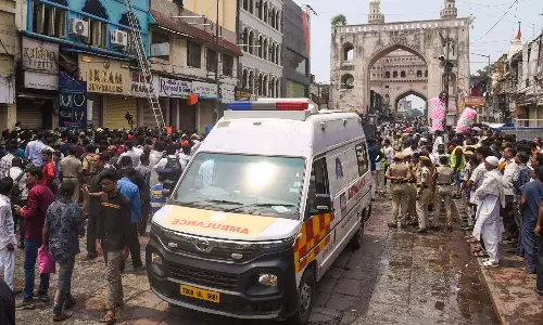 गुलज़ार हौज़ में ACAC कंप्रेसर यूनिट में विस्फोट के कारण आग लगने की दुखद घटना हुई