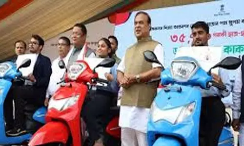 प्रज्ञान भारती स्कूटर योजना के लिए नए मानदंड को लेकर शिवसागर में विरोध प्रदर्शन प्रज्ञान भारती स्कूटर योजना के लिए नए मानदंड को लेकर शिवसागर में विरोध प्रदर्शन