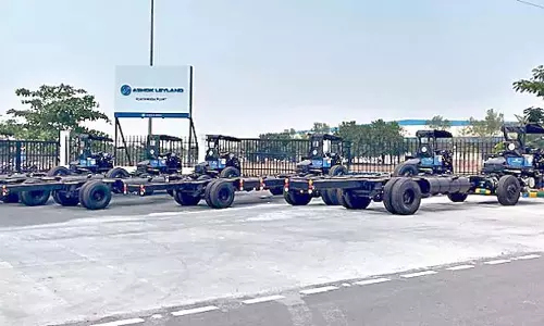 Andhra : मल्लावल्ली अशोक लेलैंड में चलने वाली बसें Andhra : मल्लावल्ली अशोक लेलैंड में चलने वाली बसें