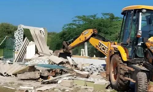 Miyapur में अवैध ढांचों को गिराया गया Miyapur में अवैध ढांचों को गिराया गया