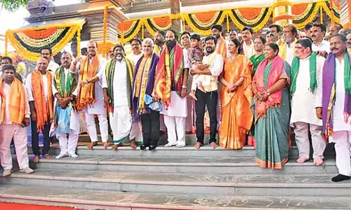 Telangana : मुख्यमंत्री ने अपने गृहनगर में बने मंदिर में पूजा-अर्चना की