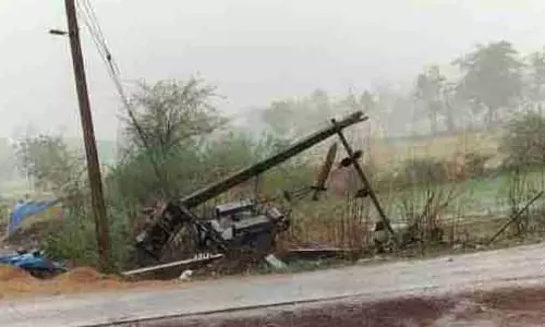 बिजली सप्लाई ठप, दोपहर बाद कई जिलों में आंधी चली और हुई बारिश