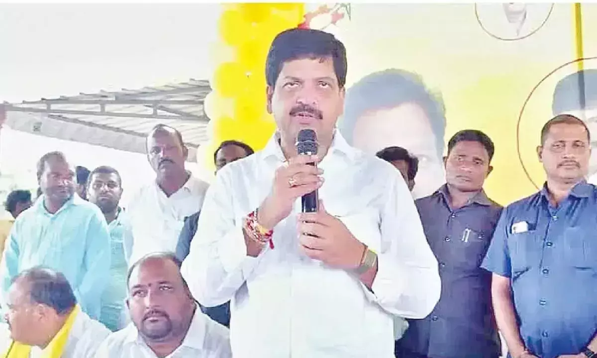 Andhra: उत्पाद मंत्री ने मिनी महानाडु में लिया हिस्सा