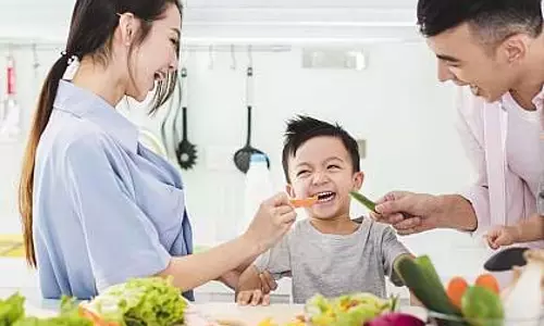 बच्चों को सब्ज़ियाँ खिलाने के 8 आसान पेरेंटिंग टिप्स बच्चों को सब्ज़ियाँ खिलाने के 8 आसान पेरेंटिंग टिप्स