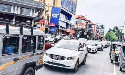 यातायात व्यवस्था की कमी से वाहन चालकों और आम जनता को असुविधा हो रही