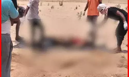 दो बच्चियों की मां की हत्या कर बालू में दफना दी थी लाश, आठ दिन बाद खुलासा, पति फरार दो बच्चियों की मां की हत्या कर बालू में दफना दी थी लाश, आठ दिन बाद खुलासा, पति फरार
