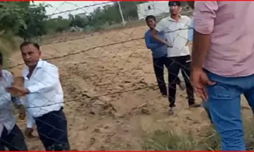 सांगानेर सदर थाने में जमीन नापने गई टीम पर हमला, गाड़ी समेत बनाया बंधक हमलावर Shravan Chaudhary व साथियों पर केस दर्ज सांगानेर सदर थाने में जमीन नापने गई टीम पर हमला, गाड़ी समेत बनाया बंधक हमलावर Shravan Chaudhary व साथियों पर केस दर्ज