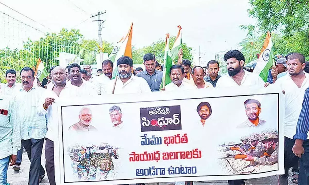 Andhra: कोंडापी में तिरंगा रैली निकाली गई Andhra: कोंडापी में तिरंगा रैली निकाली गई