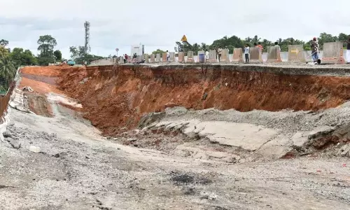 कुरियादे राष्ट्रीय सड़क ढहना; परित्यक्त और सुरक्षित