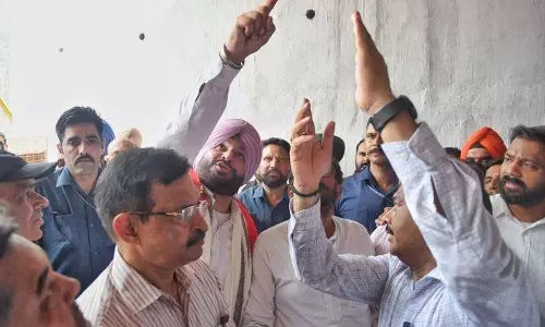 Ravneet Bittu द्वारा डोमोरिया ब्रिज का दूसरा हिस्सा खोलने पर रेलवे कर्मचारियों ने किया विरोध प्रदर्शन