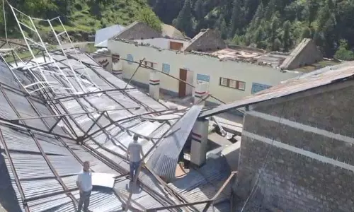 Jammu: तूफान से स्कूल भवन और मकान क्षतिग्रस्त
