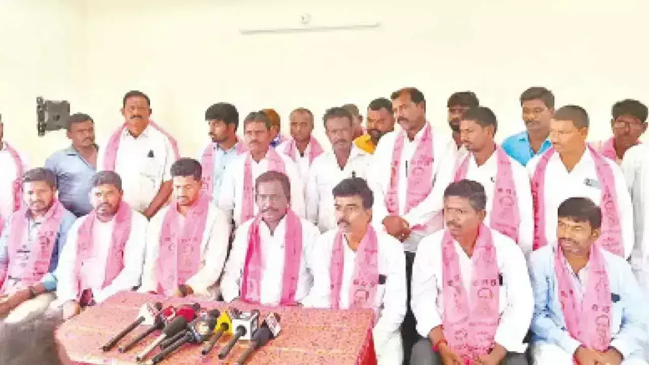 Telangana: कपास बीज के पैकेट की कीमतों से आक्रोश Telangana: कपास बीज के पैकेट की कीमतों से आक्रोश