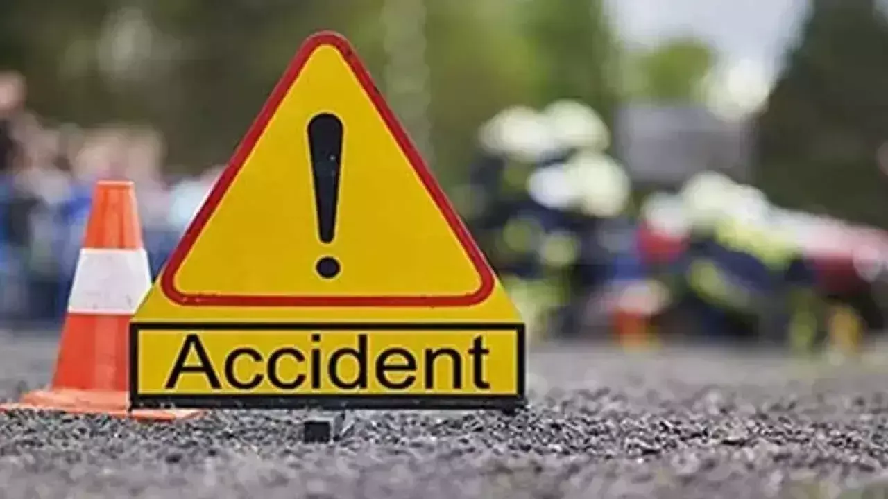 Telangana: विकाराबाद में एक बस और खड़ी लॉरी के बीच टक्कर में चार लोगों की मौत